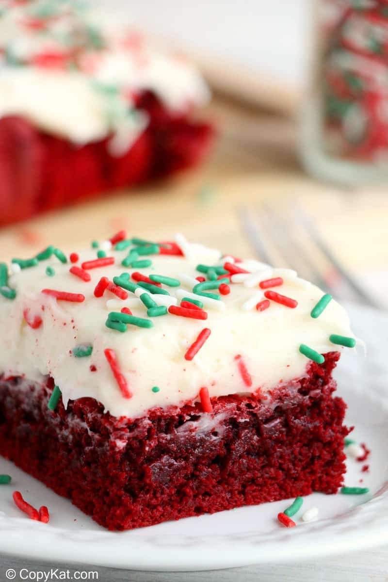 Brownies de terciopelo rojo con glaseado de queso crema