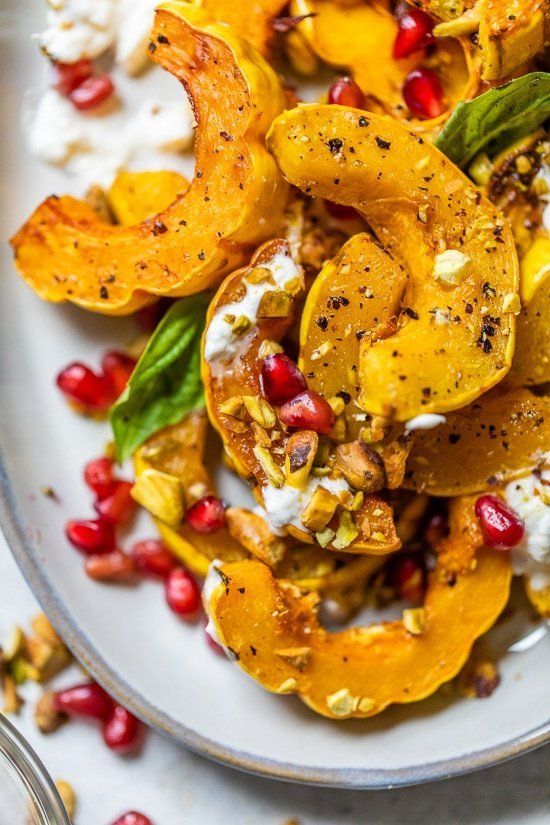 Calabaza Delicata Asada con Burrata, Granada y Pistachos