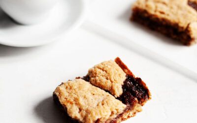 Barras de pasas de trigo integral |  Un dulce vegano de cereales integrales y mantecoso