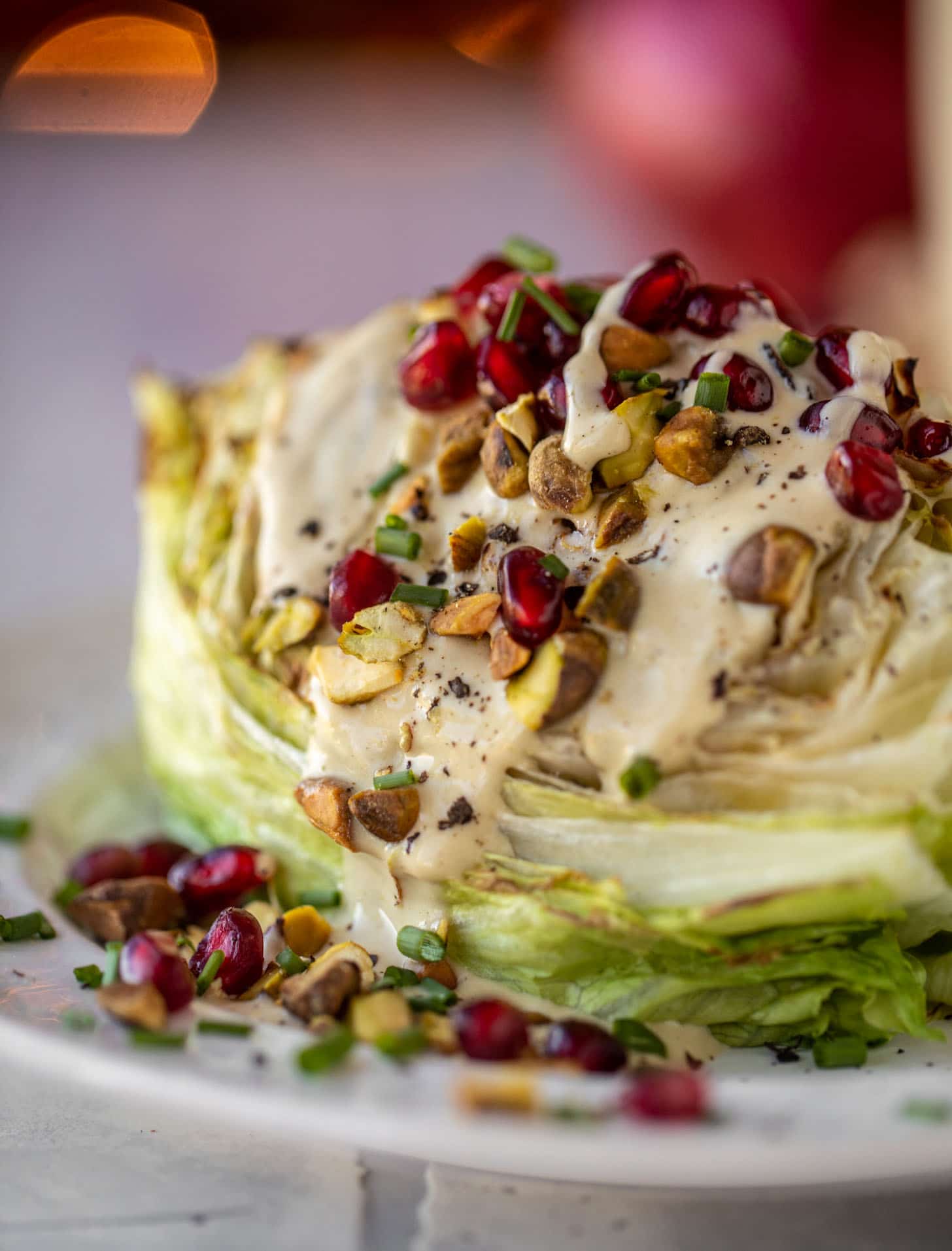 Ensalada de cuña a la parrilla con granada y pistacho