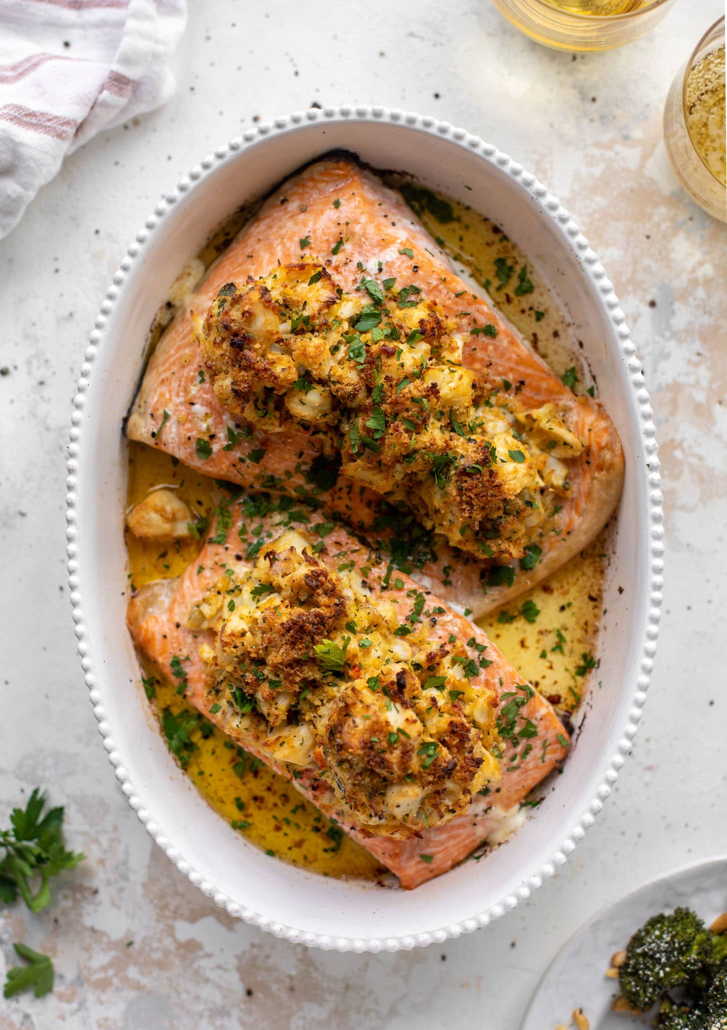 Salmón cubierto de cangrejo – Salmón asado cubierto con carne de cangrejo