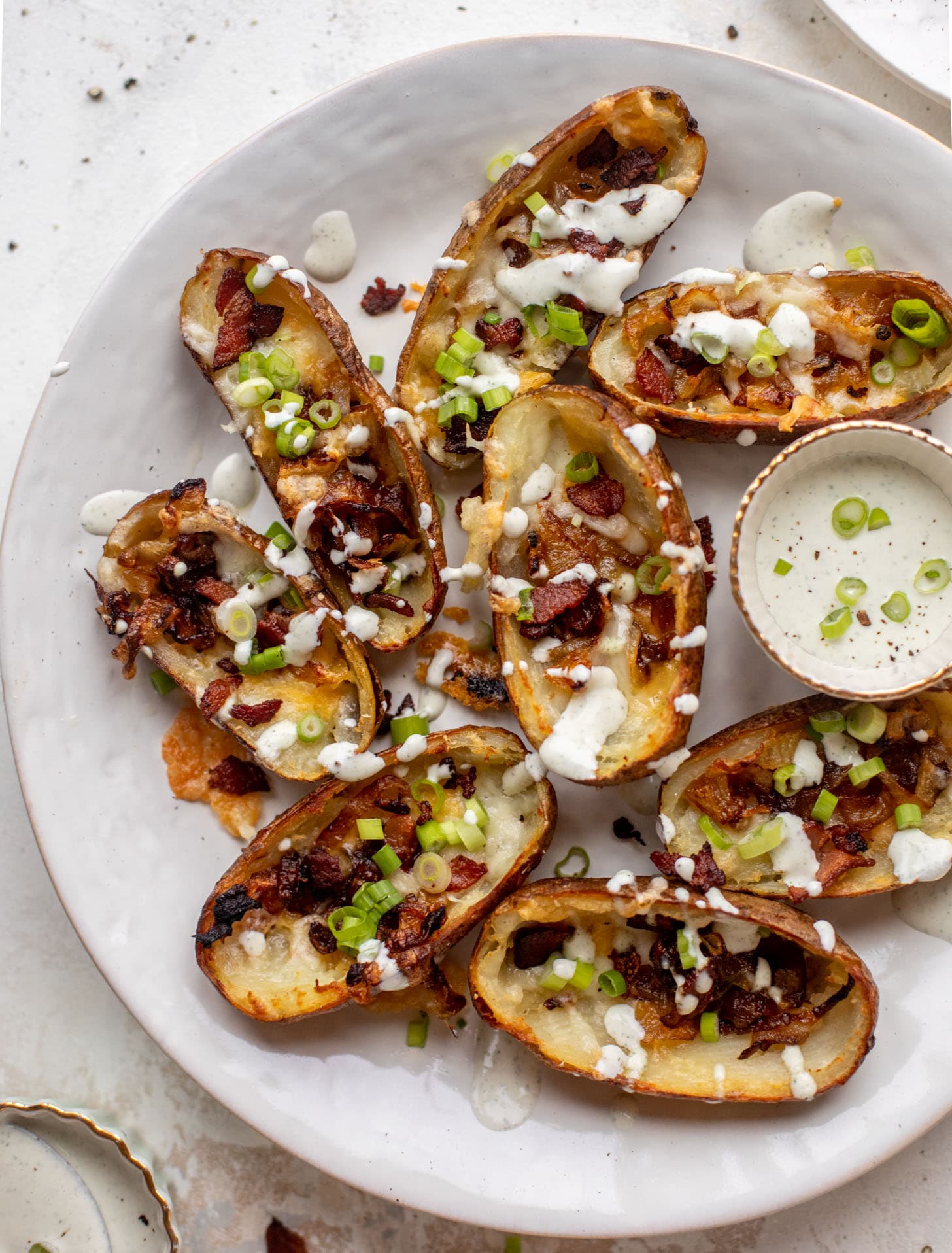 Pieles de papa – Cebolla caramelizada y pieles de papa cheddar ahumado