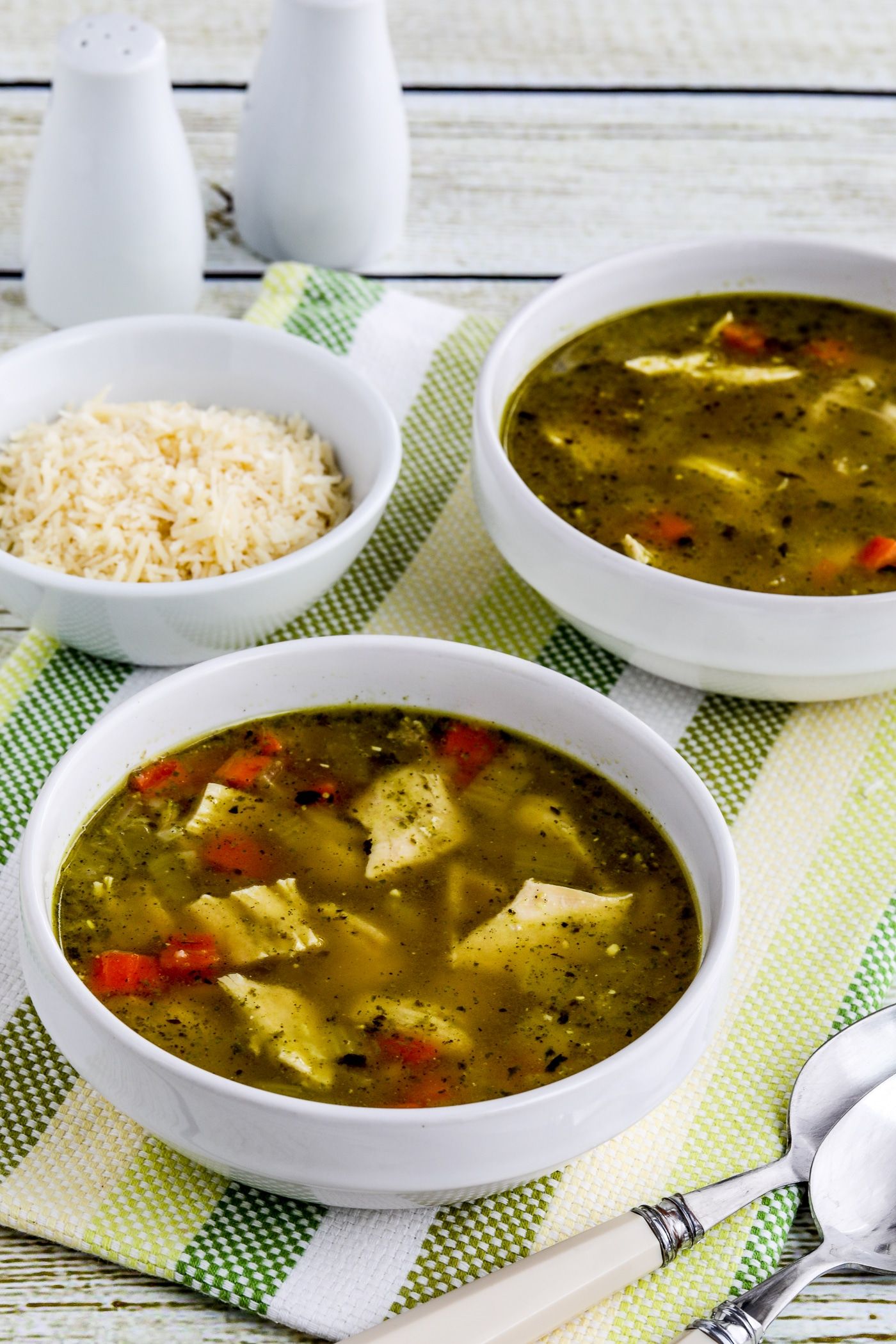 Sopa de pollo al pesto