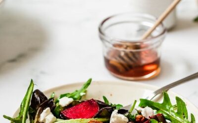 Baby Greens con queso de cabra, remolacha y nueces confitadas