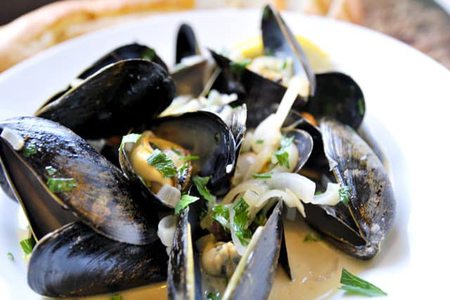 Mejillones al vapor con caldo de vino blanco