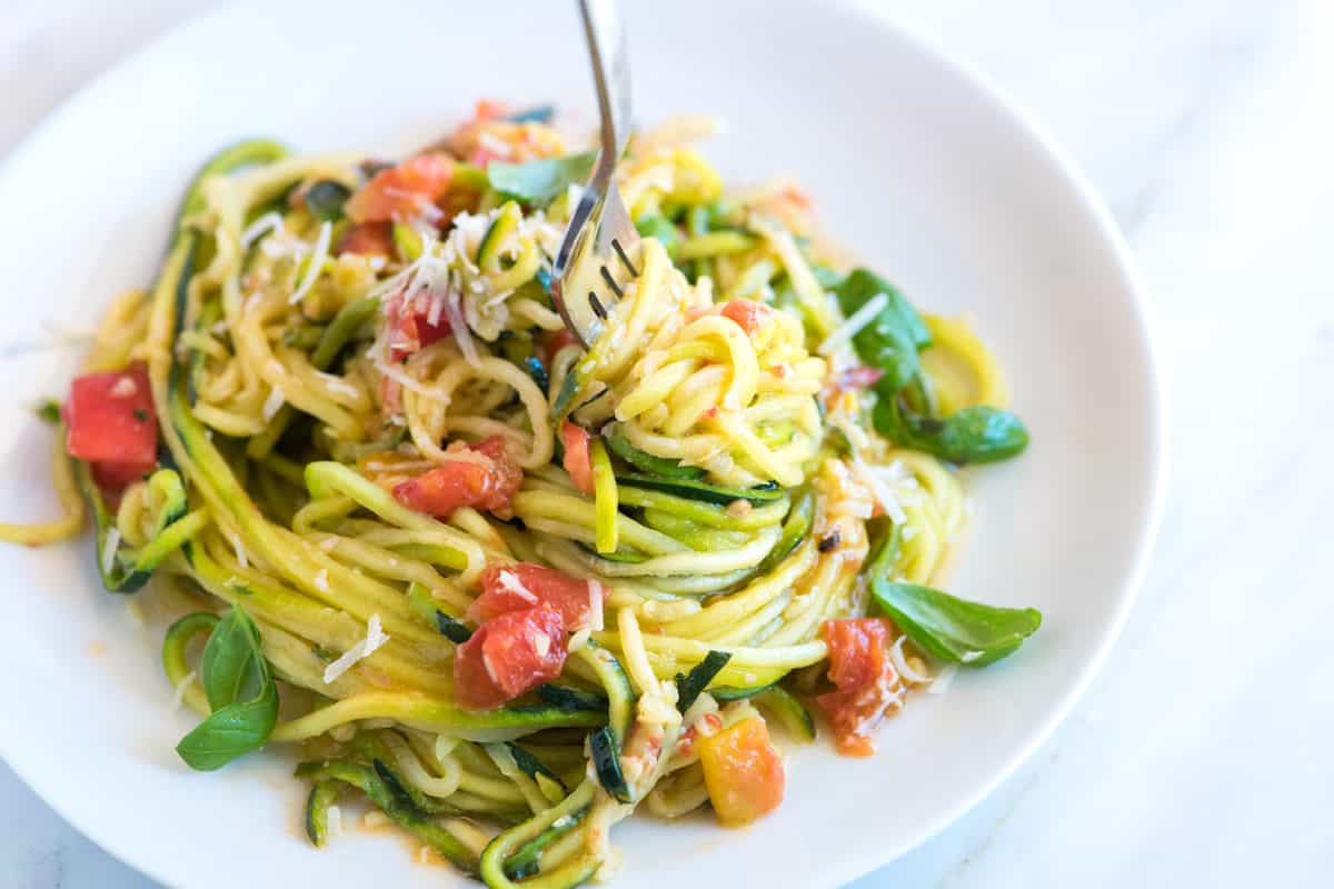 Pasta de fideos de calabacín con parmesano y ajo sin culpa