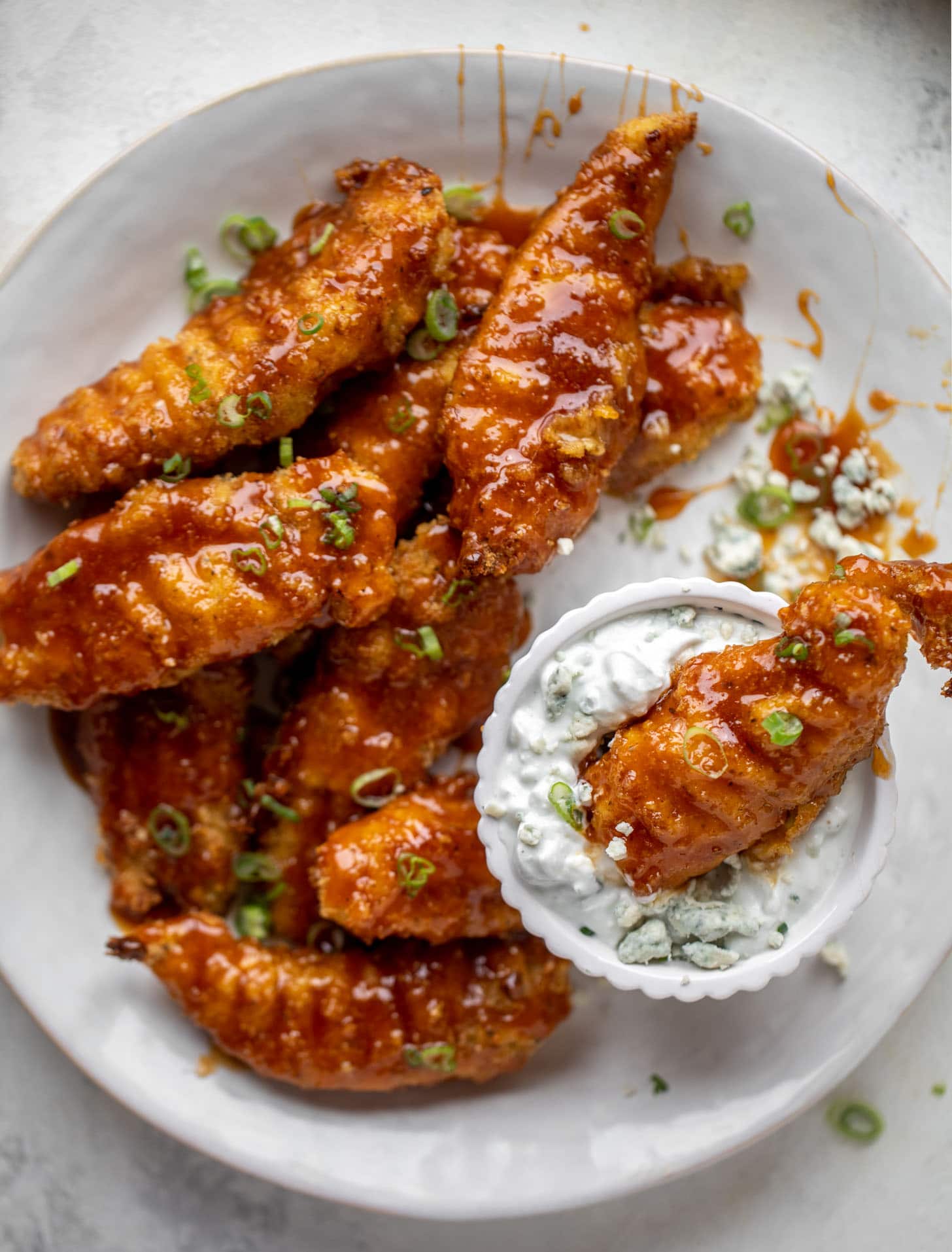 Palitos de pollo pegajosos con salsa de yogur y queso azul