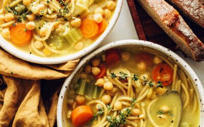 Sopa de fideos con garbanzos en una olla |  Recetas de panadero minimalistas