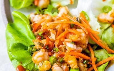 Rollitos de lechuga con camarones o tazones de arroz