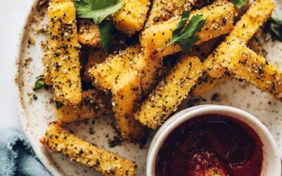 Papas fritas veganas de parmesano y polenta con hierbas