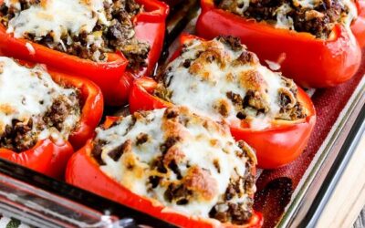 Pimientos rellenos con carne, salchicha y repollo