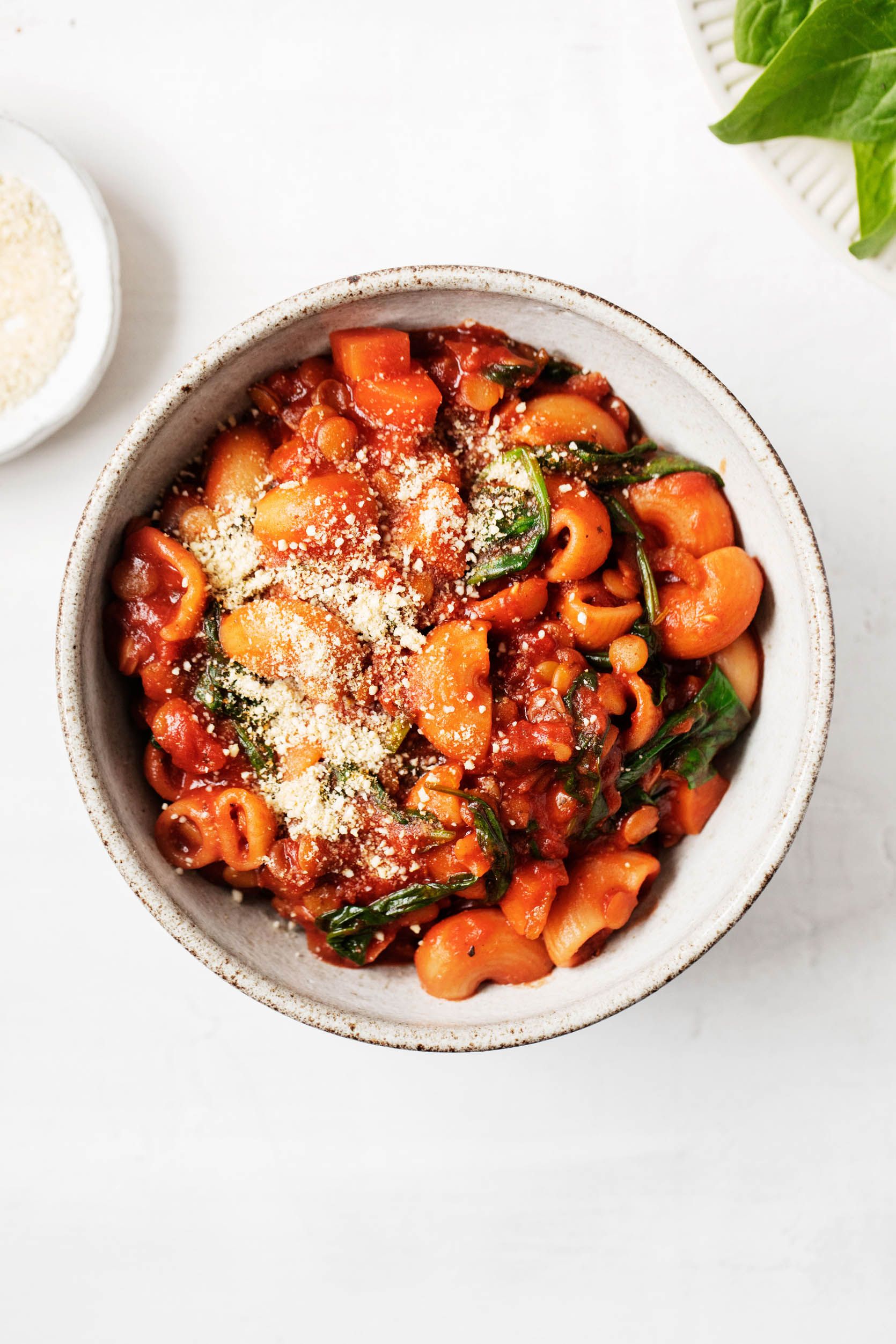 Estofado reconfortante de pasta con tomate y lentejas