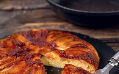 Pastel de manzana al revés en la estufa