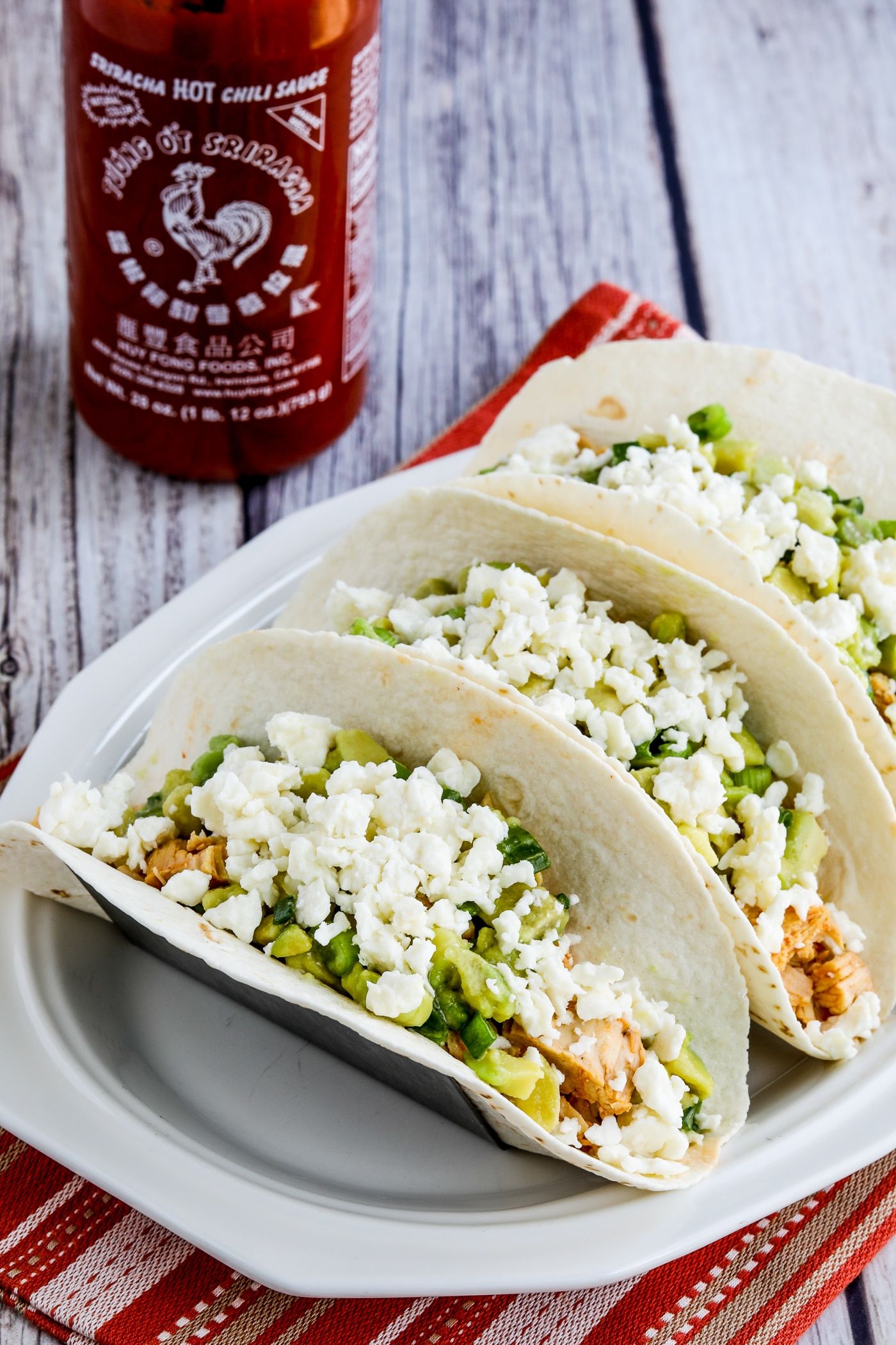 Tacos de pollo instantáneos con Sriracha