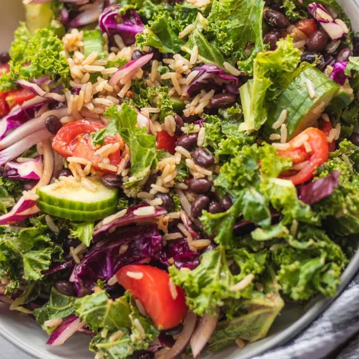 Ensalada de col rizada masajeada con aderezo de naranja y miso