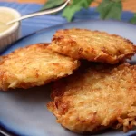 Deliciosos y crujientes panqueques de patata con requesón